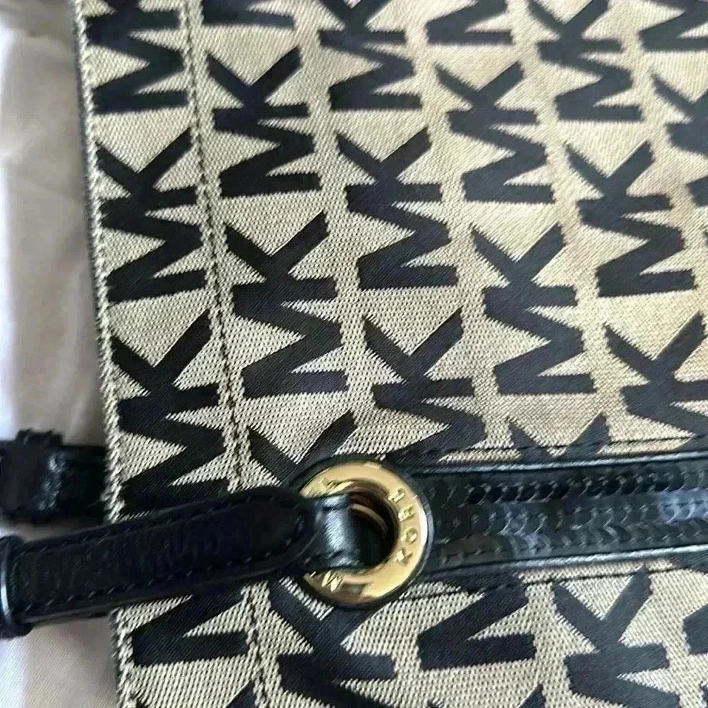 Michael Kors Signature Monogram Jacqaurd In Sequin - Picture 4 of 8